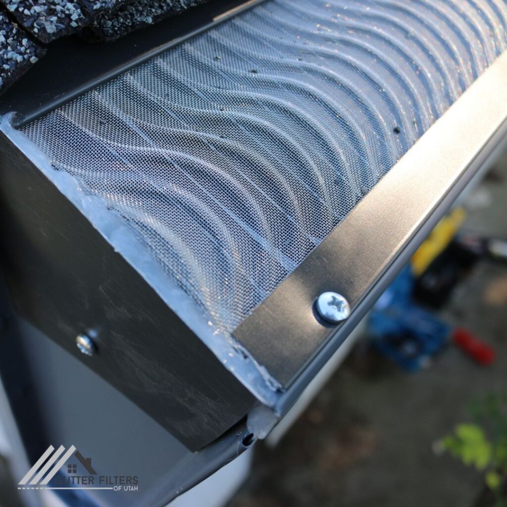 Illustration: Close-up of the gutter guard system